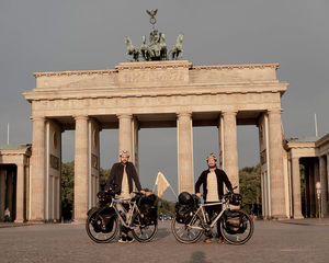 [Translate to Englisch:] Biking Borders am Brandenburger Tor